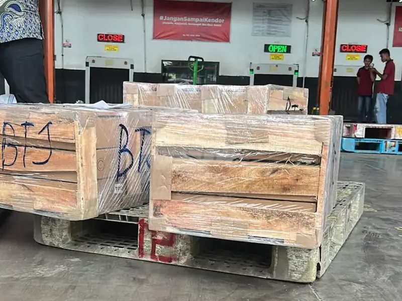 Peti kayu cargo di atas pallet siap kirim — gudang Melesat Cargo