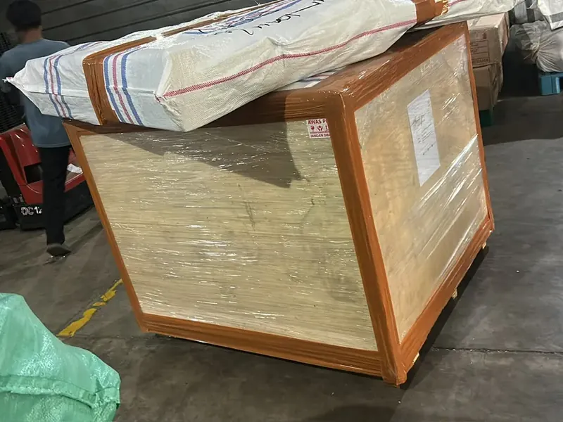 Koli besar kayu di gudang cargo — siap dikirim