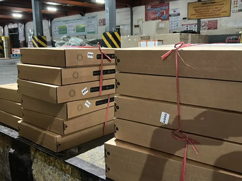 Tumpukan kardus flat pack siap ekspedisi — gudang sortir